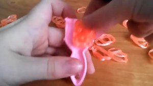 Персик из резинок на рогатке
