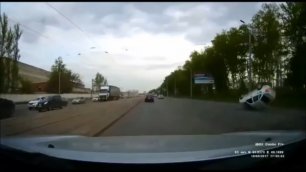 В Казани автомобиль угодил колесом в люк и перевернулся