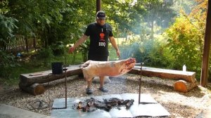 Большой баран на вертеле. Много мяса для большой компании.