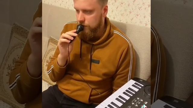 Как объявляют поезда на станции в моём городе))