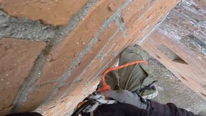 Спуск по верёвке с крыши пятого этажа