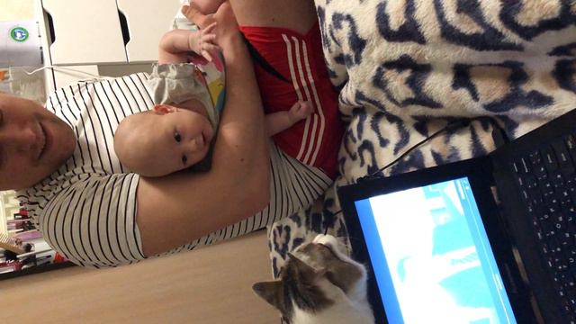 Какое мимими!!! Двухмесячная малышка разговаривает с кошкой! Милое видео. Дети и кошки.