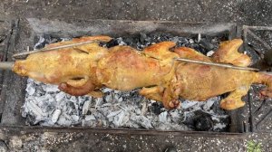 Хрустящяя курочка на вертеле| Жареная курица на природе| 4k