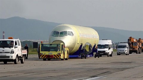 Фюзеляж пассажирского самолета Sukhoi Superjet New доставлен в подмосковный Жуковский