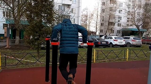 Суперсет: 1️⃣ Подтягивания на турнике и 2️⃣ Отжимания на брусьях ?♂️
