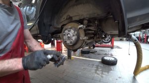 RAV-4. Обслуживание механизмов ручного тормоза.