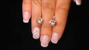 Золотые серьги с танцующим бриллиантом