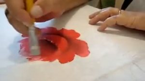 Pintando uma rosa em tecido.