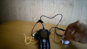 Самодельный генератор из моторчика заряжает телефон
