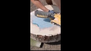 Изготавливаем журнальный столик своими руками из пня, монтажной пены и эпоксидной смолы.