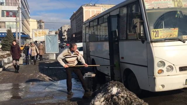 Как помыть маршрутку в центре Киева? Очень просто... смотреть онлайн
