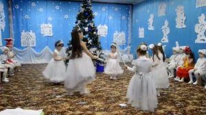 Танец снежинок мл.группа.