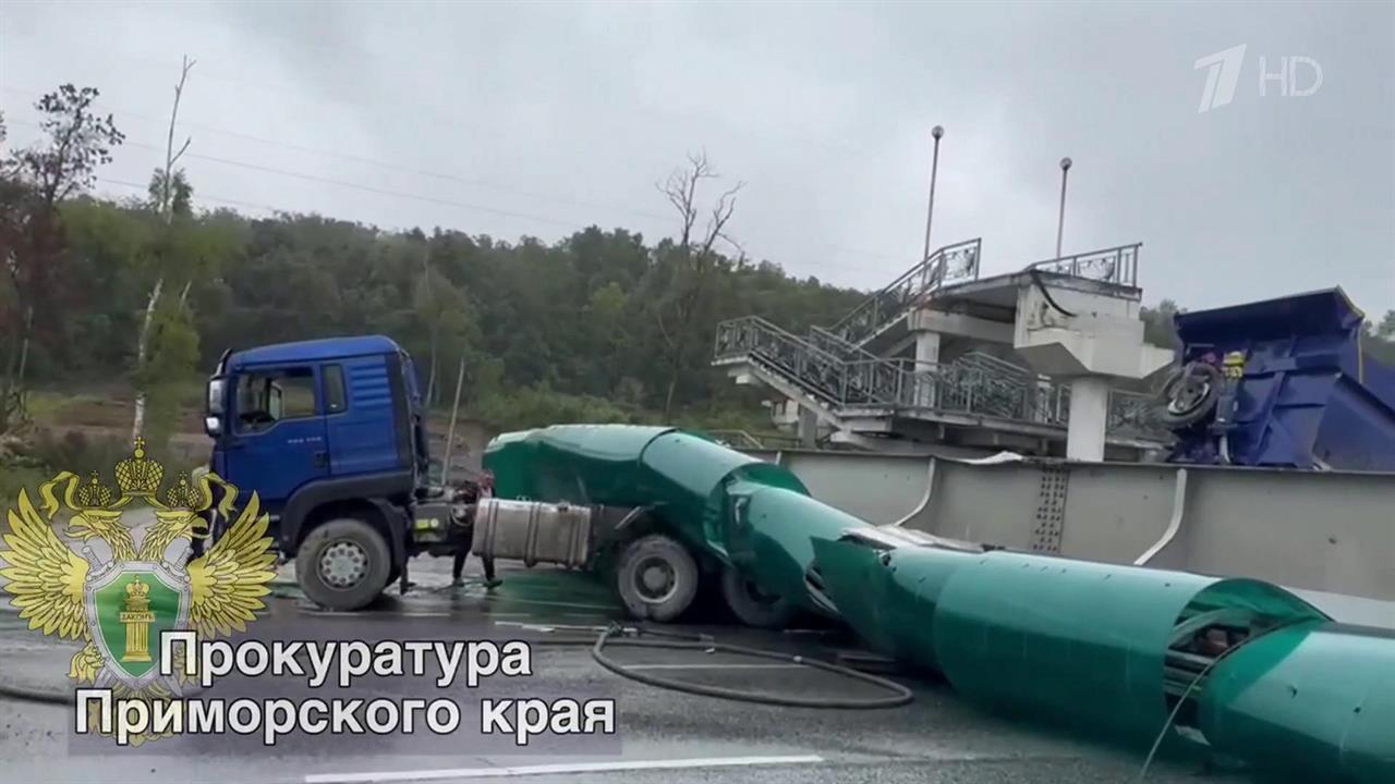 Во Владивостоке грузовик снес надземный пешеходный переход