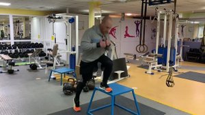Упражнения с тумбой