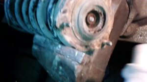 задняя стойка хюндай акцент отручиваем гайку опоры.mp4