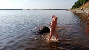 Развлекушки на камушке. Игры в воде. Малая Северная Двина правый берег.