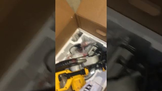 Распаковка торцовочной пилы Dewalt DWS713 смотреть онлайн