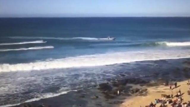 В ЮАР серфингист отбился от акулы, ударив ее по спине смотреть онлайн