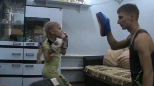 девочка в 7 лет боксирует как профессионал. шок! это надо видеть)))