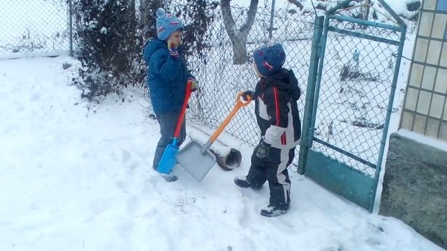 Дети помогают чистить снег. Снегопад. Опять завалило снегом! смотреть онлайн