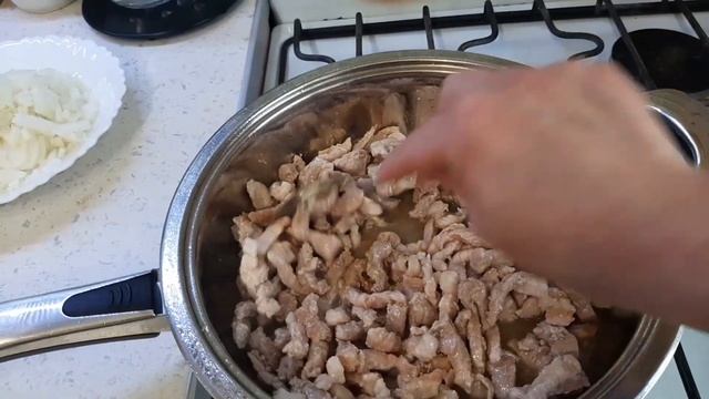 Самый вкусный гуляш из свинины с макаронами))готовим)) смотреть онлайн