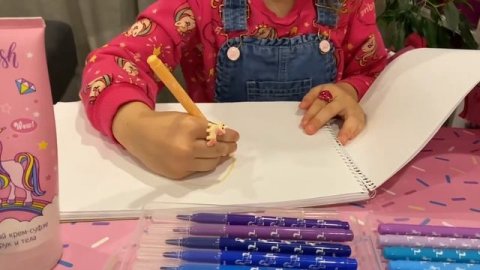 Соня-Единорожка устроила большую распаковку единороговых сюрпризов. Рисуем вместе с единорожкой