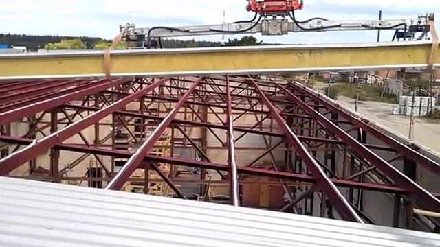 Монтаж кровельных сэндвич-панелей длиной 10 метров