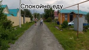 Бабки напали на питбайкера.