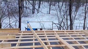 каркасный дом из доски естественным влажность.