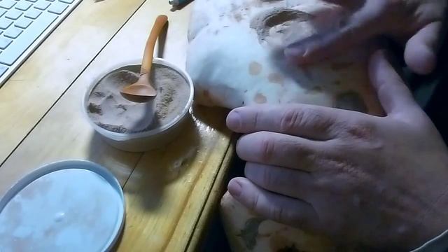 Заделка отверстий в деревянной вазе с помощью цианакрилата, древесной муки и пищевой соды