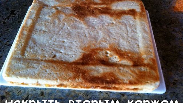 Глазированное песочное пирожное с повидлом.