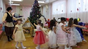 Новогодний утренник, танцы с бабой-ягой