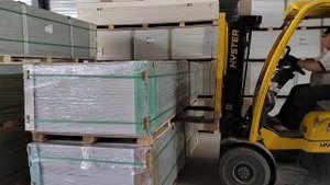 Разгружаем фуру с продукцией на склад УралПлита #новыйгруз #фура #выгрузкафуры #погрузчик #груз