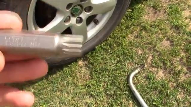 Как снять секретку колеса без ключа VW SKODA