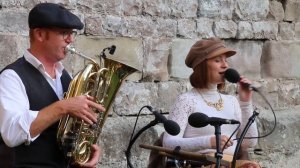 УДИВИТЕЛЬНЫЙ УЛИЧНЫЙ МИНИ ОРКЕСТР ► Уличные Музыканты Делают Позитивное Настроение