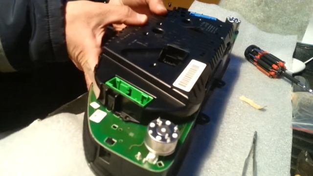 Замена экрана приборной панели audi А6 С5.Подробная разборка и сборка прборной панели. Часть2 смотреть онлайн