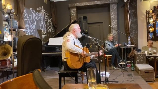 Песни под гитару. Авторская песня Анатолия Першина "Только музыкой живу"