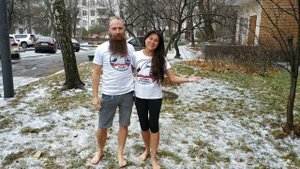 19.11.2020 Отто Зотов и Наталья Серая босиком на снегу. Моржи столицы