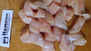 Запеченный картофель с куриным филе, луком и морковью в духовке