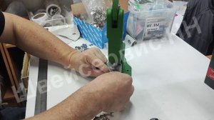Установка брючных крючков с помощью ручного пресса
