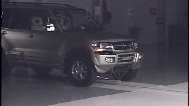 Crash Test 2001 Mitsubishi Montero / Pajero (5 M.P.H ) Front into Flat Barrier IIHS смотреть онлайн
