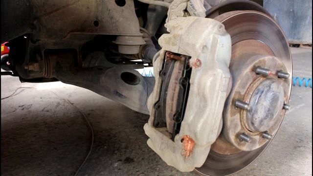 Замена передних тормозных колодок Toyota Land Cruiser Prado 120 2004 года Тойота Ленд крузер прадо