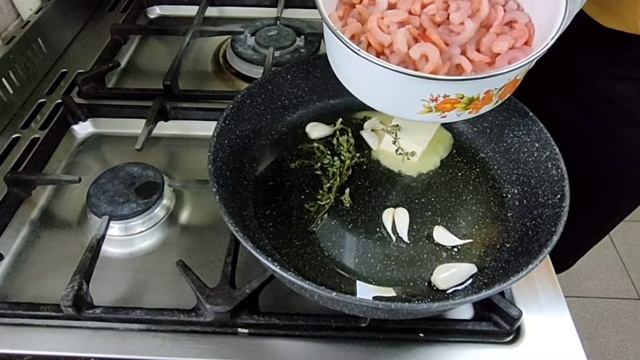 Простой и вкусный салат с креветками без майонеза