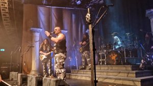 Sabatons Tommy Johansson sjunger Baby Shark och Sven Ingvars | Karlstad 6/5-22