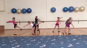 Уроки хореографии у юных фигуристов