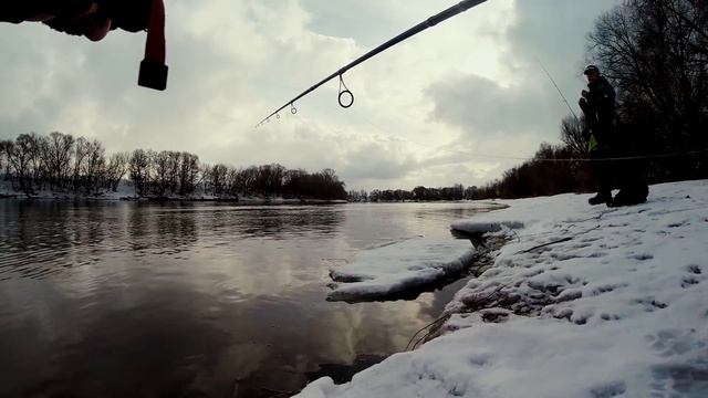 Спиннинг в дугу со второго заброса! Рыбалка на Москва реке смотреть онлайн