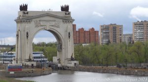 Пассажирский 4х палубный теплоход Сергей Дягилев выходит из Волго-Донского канала на Волгу.
