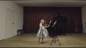 Девочка скрипачка Ксения Табакова (5 лет). Играет на скрипке в Таиланде