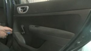 Как снять дверные обшивки с передней и задней двери.  Peugeot 307.