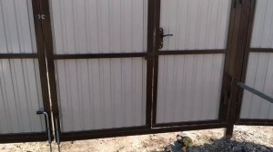 Распашные ворота со встроенной калиткой